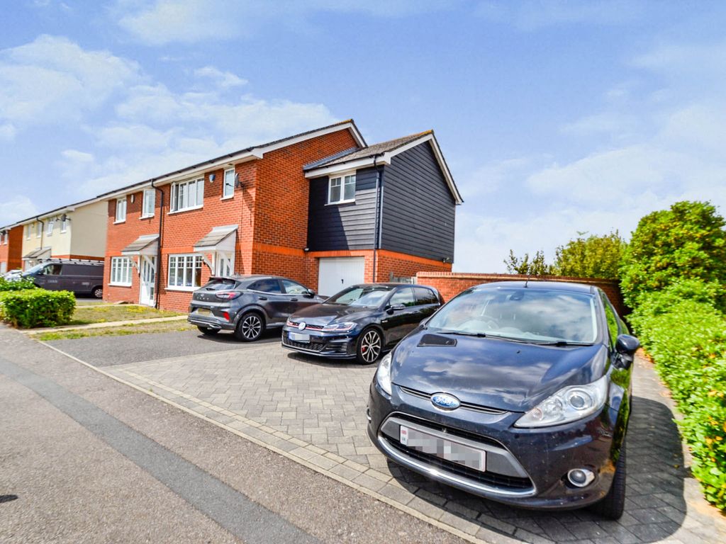 4 bed semidetached house for sale in Rochester Road, Hornchurch, Essex