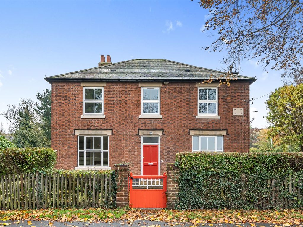 4 bed detached house for sale in Tamworth Road, Amington, Tamworth B77