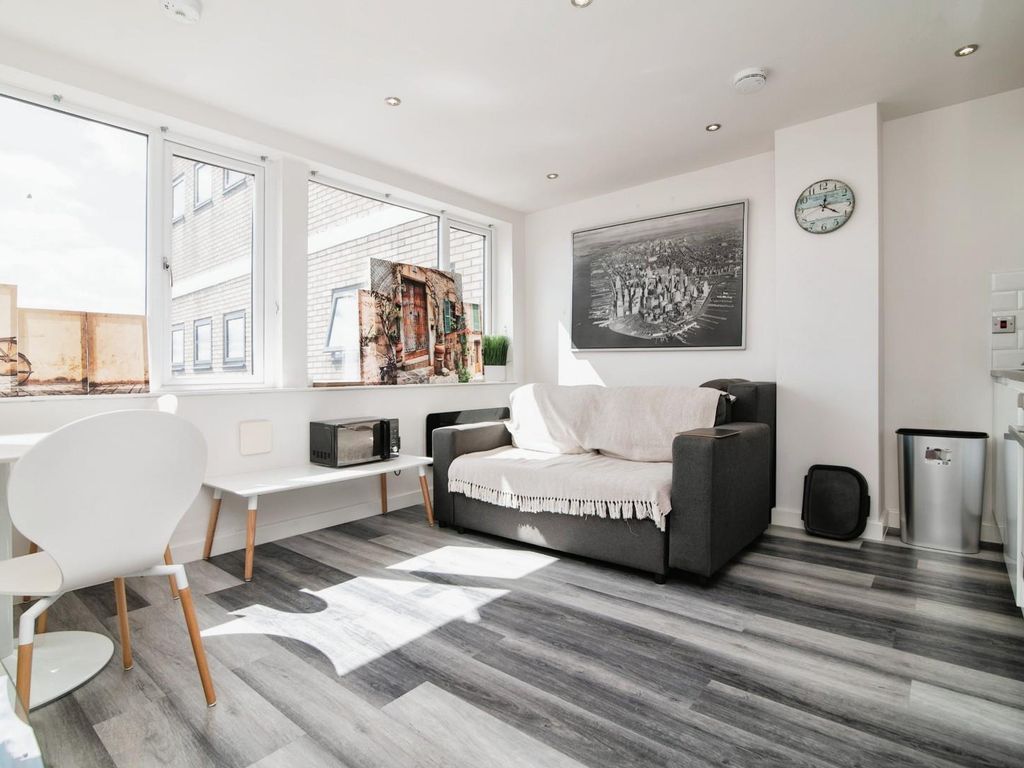 2 bed flat to rent in Coventry Road, Sheldon, Birmingham B26, £925 pcm