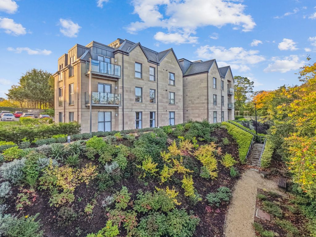 3 bed flat for sale in Sutherland Close, Pollokshields, Glasgow G41, £