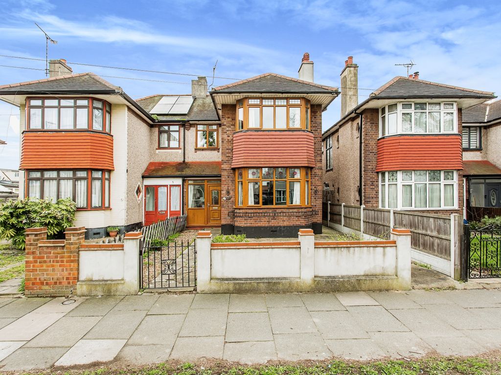 3 bed semidetached house for sale in Bournemouth Park Road, Southend