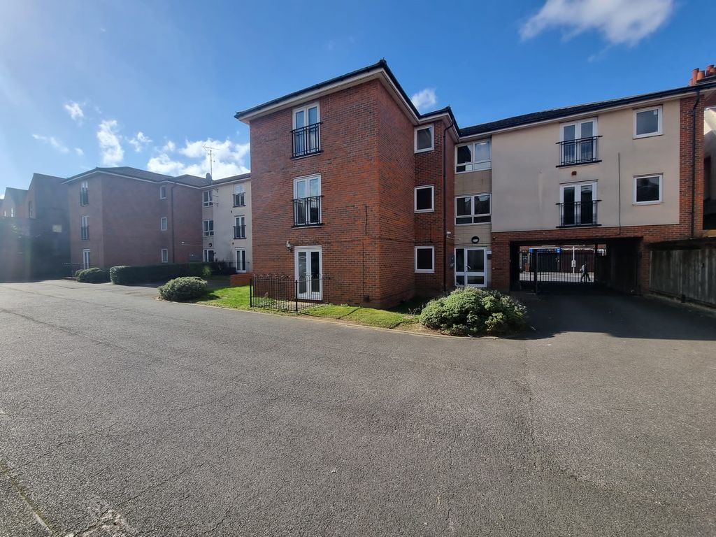 2 bed flat to rent in Welford Road, Knighton Fields, Leicester LE2, £