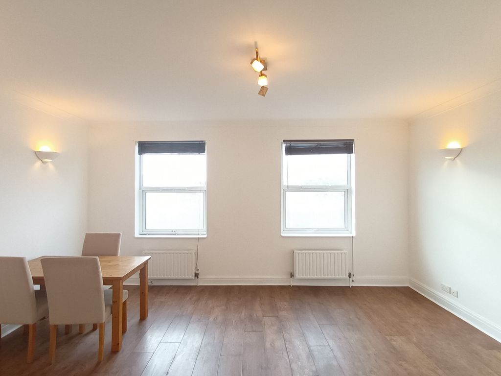 2 bed flat to rent in Finchley Road (Near Tube Station), London NW3, £