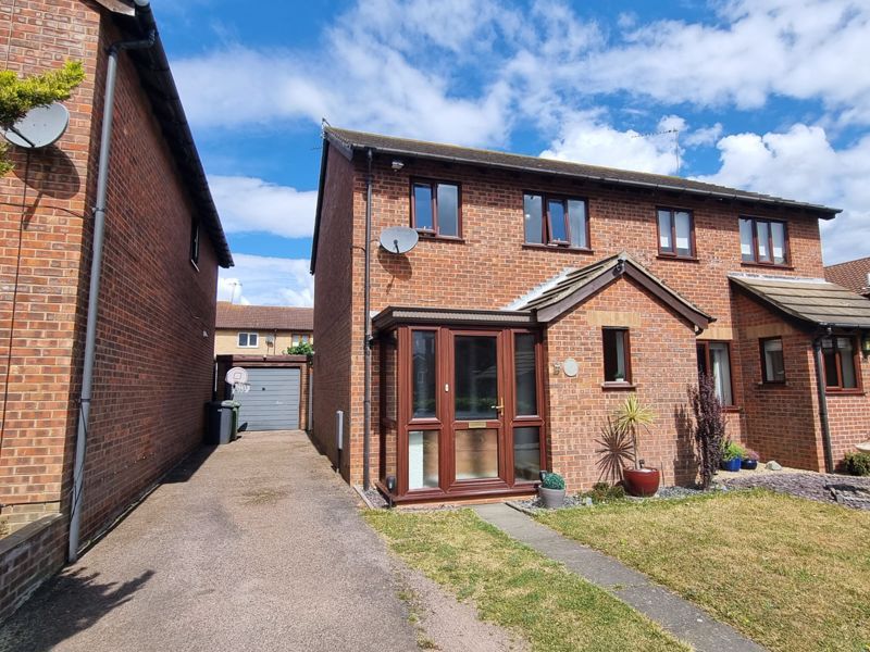3 bed semidetached house for sale in Hogarth Close, Bradwell, Great