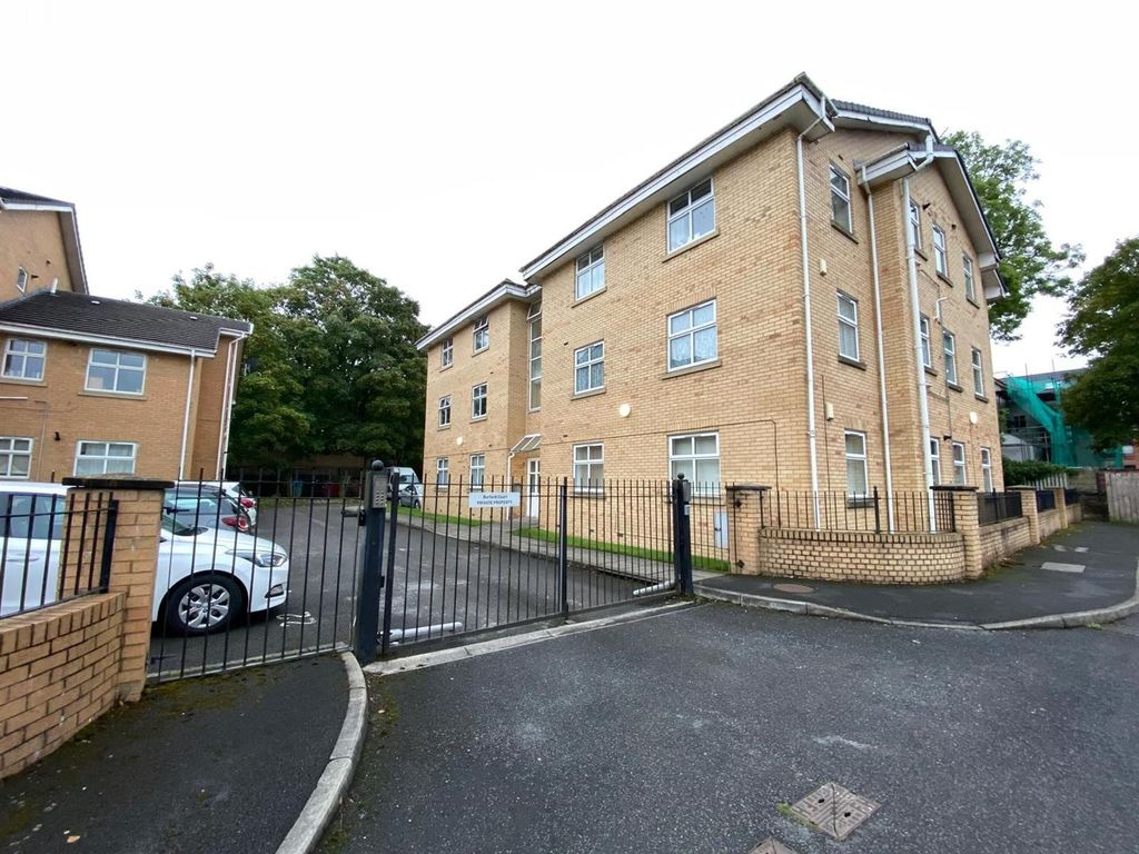 2 bed flat to rent in Cotterdale Close, Whalley Range, Manchester M16