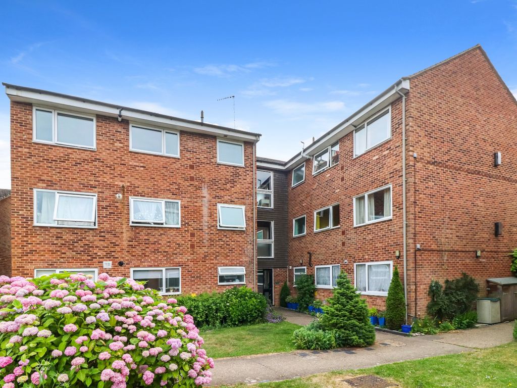 2 bed flat for sale in Riverside Close, Kings Langley WD4 Zoopla