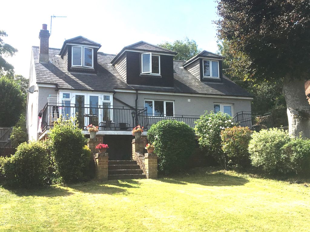 5 bed detached house to rent in Watergate Road, Newport PO30, £1,750