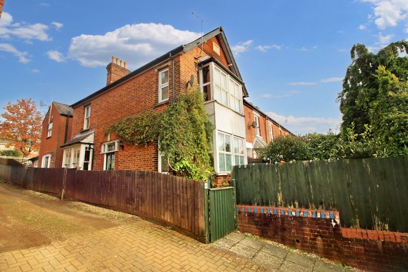 2 bed end terrace house for sale in Gordon Road, High HP13, £