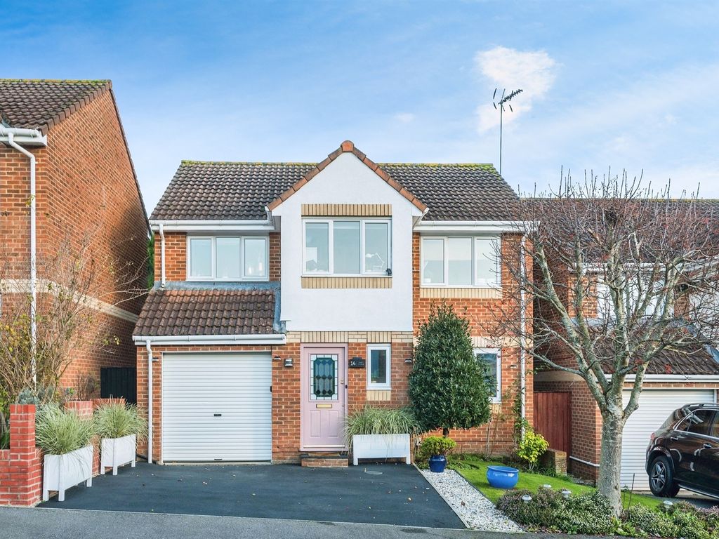 4 bed detached house for sale in Swift Avenue, Swindon SN25, £450,000