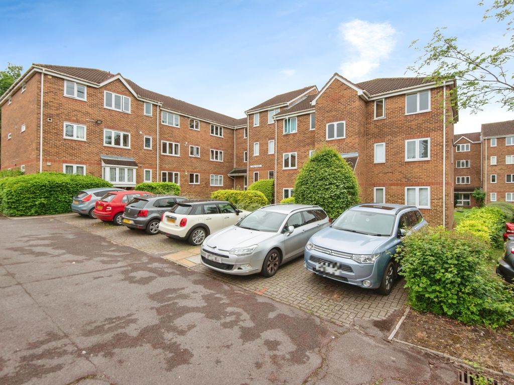 1 bed flat for sale in Percy Gardens, Worcester Park KT4, £220,000 Zoopla