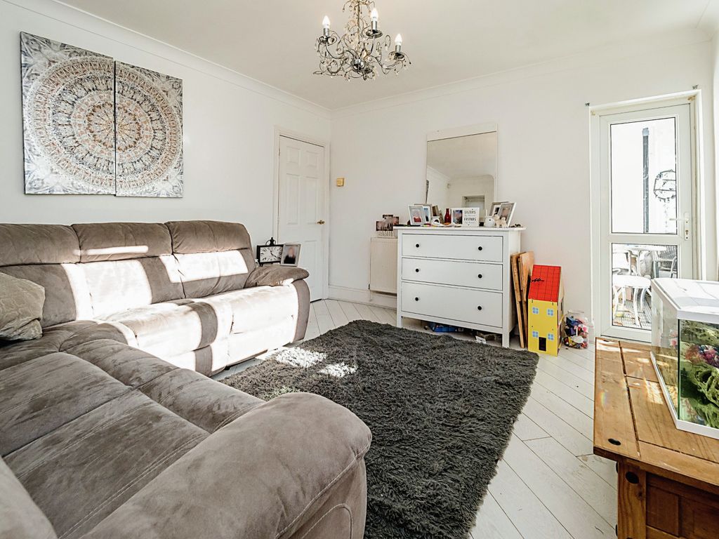 2 bed flat for sale in Lindfield Road, Romford RM3, £248,000 Zoopla