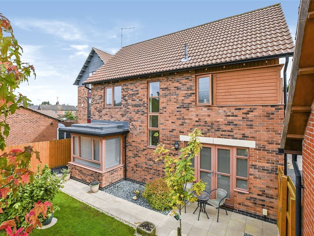 3 bed country house for sale in Lavender Close, New Ollerton, Newark