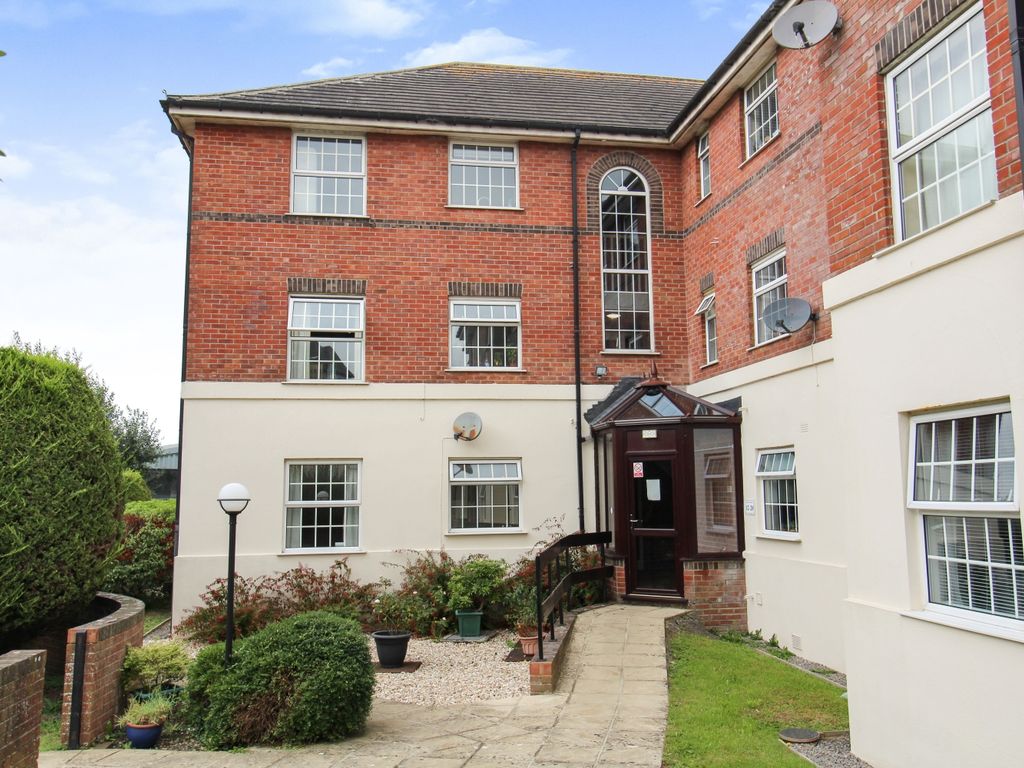 2 bed flat to rent in Newbury Gardens, Newbury, Gillingham, Dorset SP8