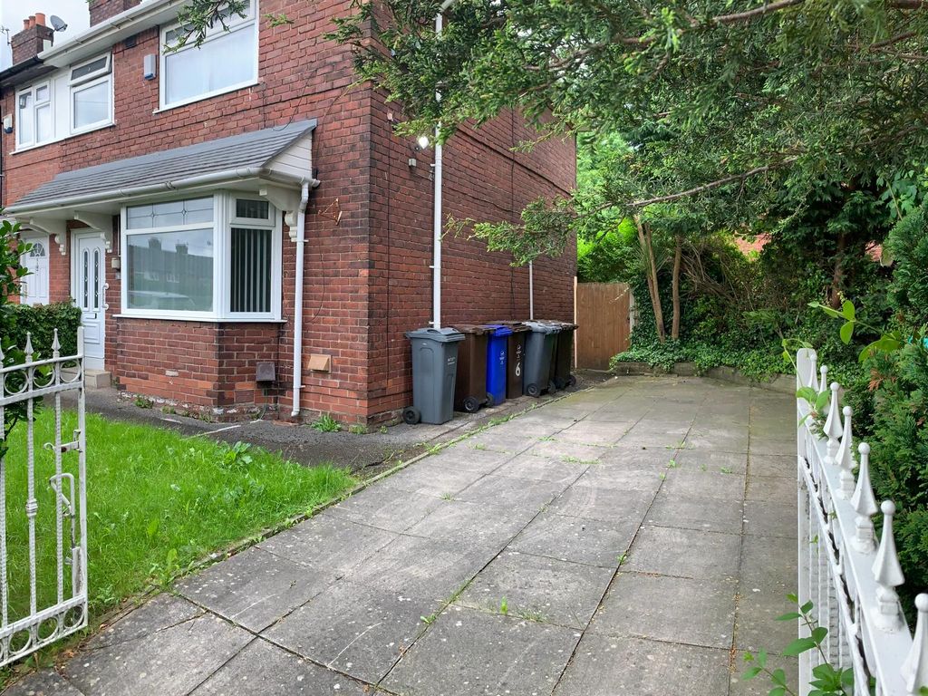 3 bed end terrace house to rent in Edmonton Road, Manchester M40, £