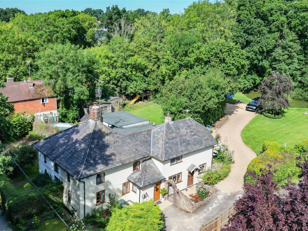 4 bed semidetached house for sale in Oxenbridge Row, High Street