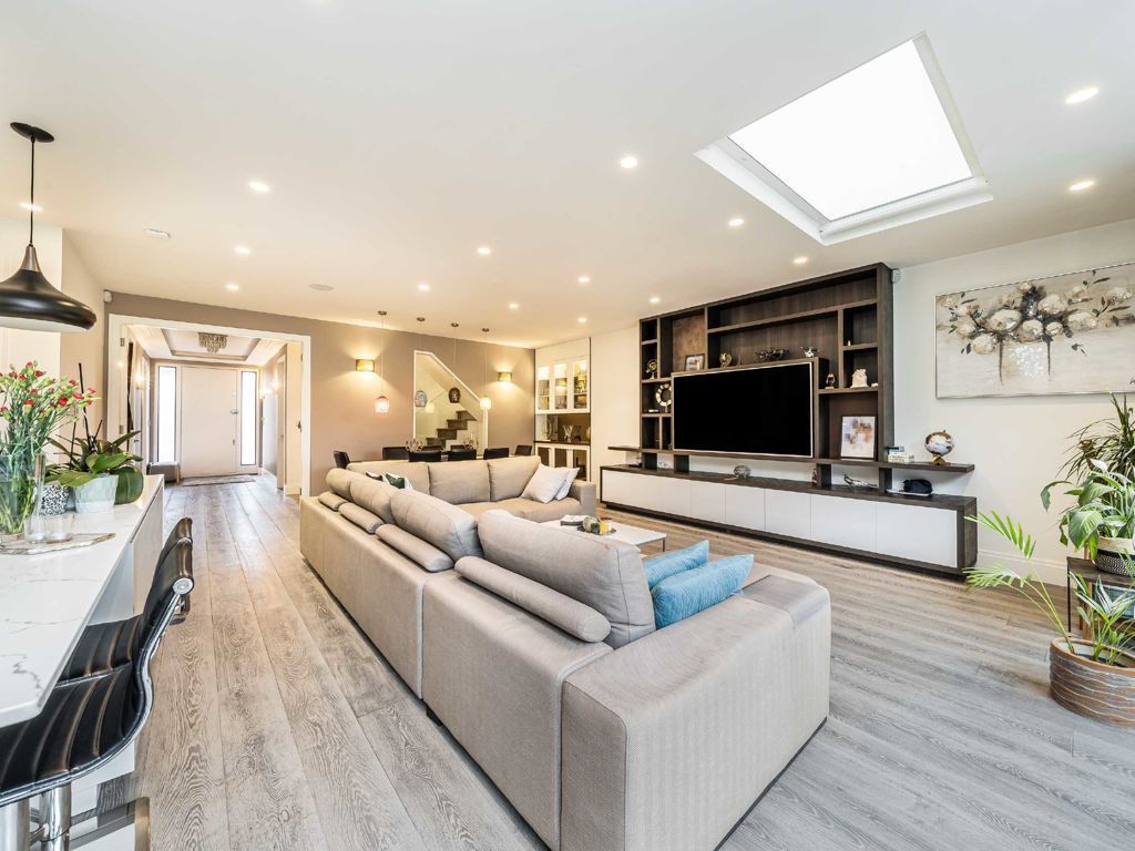 6 bed detached house for sale in Elliot Road, London NW4, £1,700,000