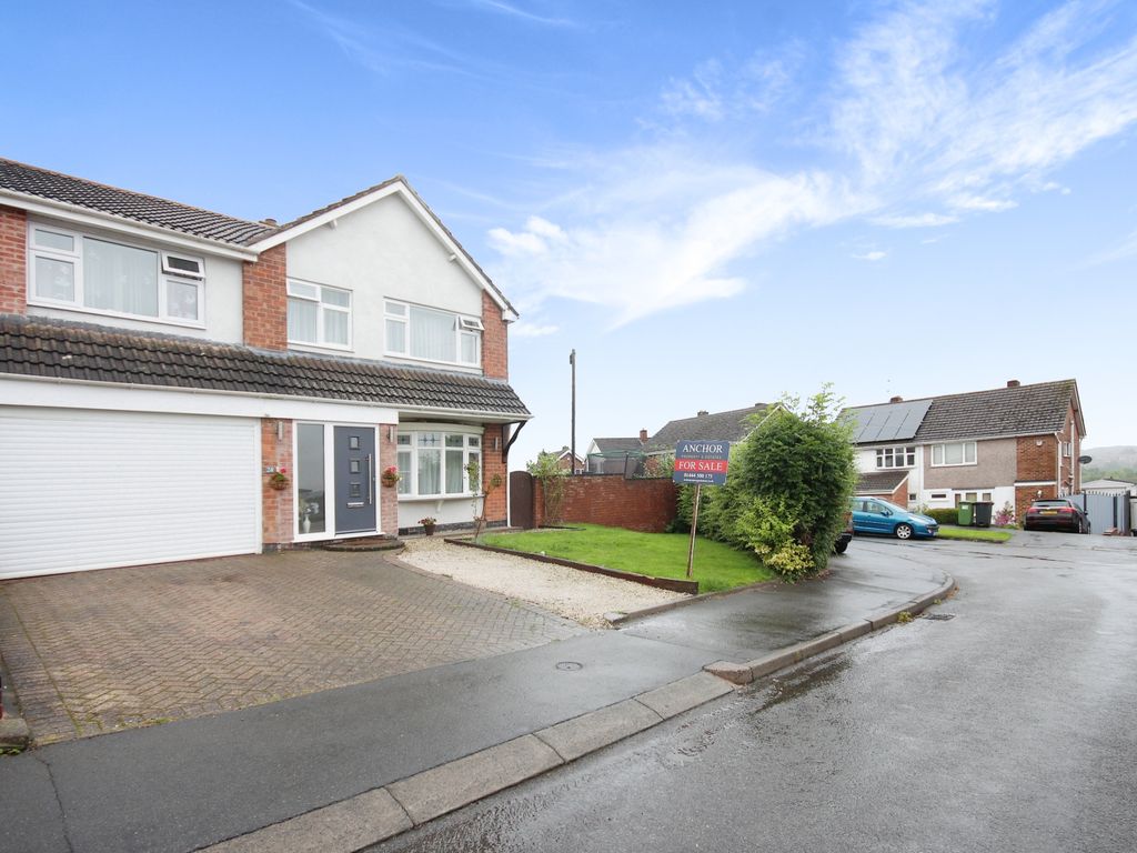 4 bed detached house for sale in Cotswold Crescent, Nuneaton CV10, £325,000 Zoopla