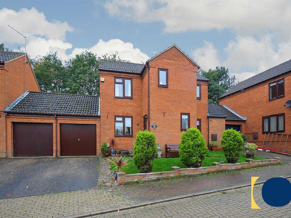 3 bed linkdetached house to rent in Longleat Court, Great Holm, Milton