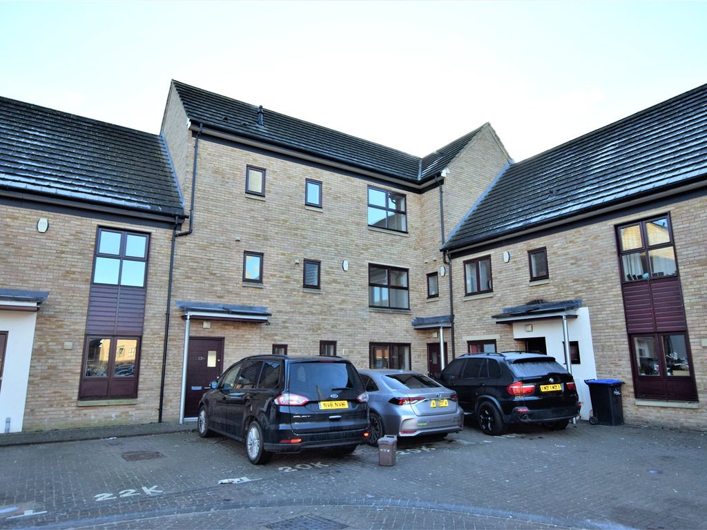 4 bed terraced house to rent in Far End, St James, Northampton NN5, £