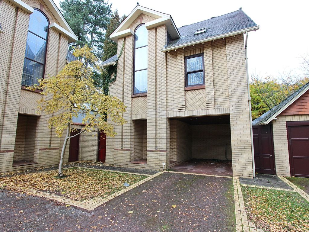 3 bed detached house to rent in St Margarets Road, Bowdon WA14, £1,750