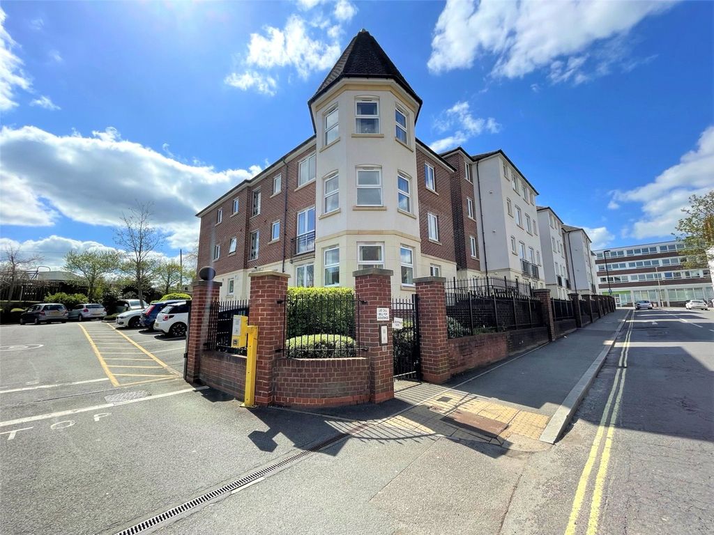 2 bed flat for sale in Windsor Way, Aldershot, Hampshire GU11, £35,000