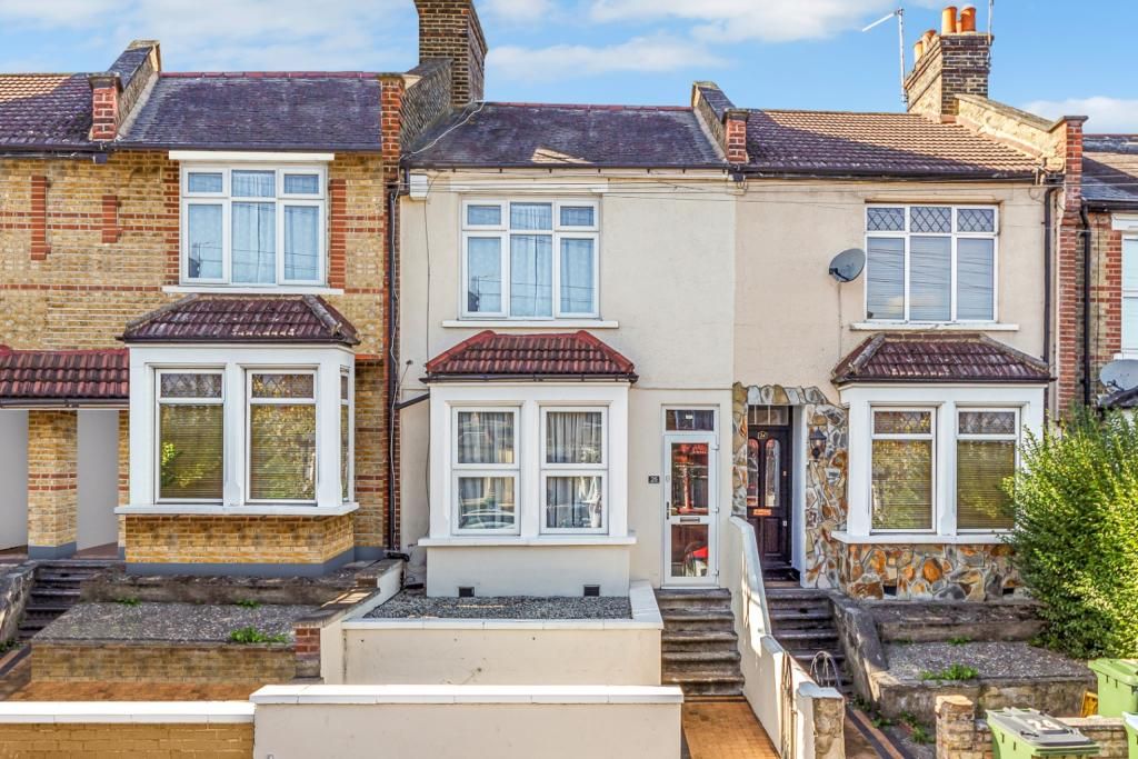 3 bed terraced house to rent in Smithies Road, London SE2, £2,000 pcm