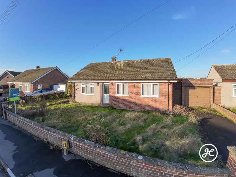 3 bed detached bungalow for sale in Sedgemoor Road, Bridgwater TA6, £