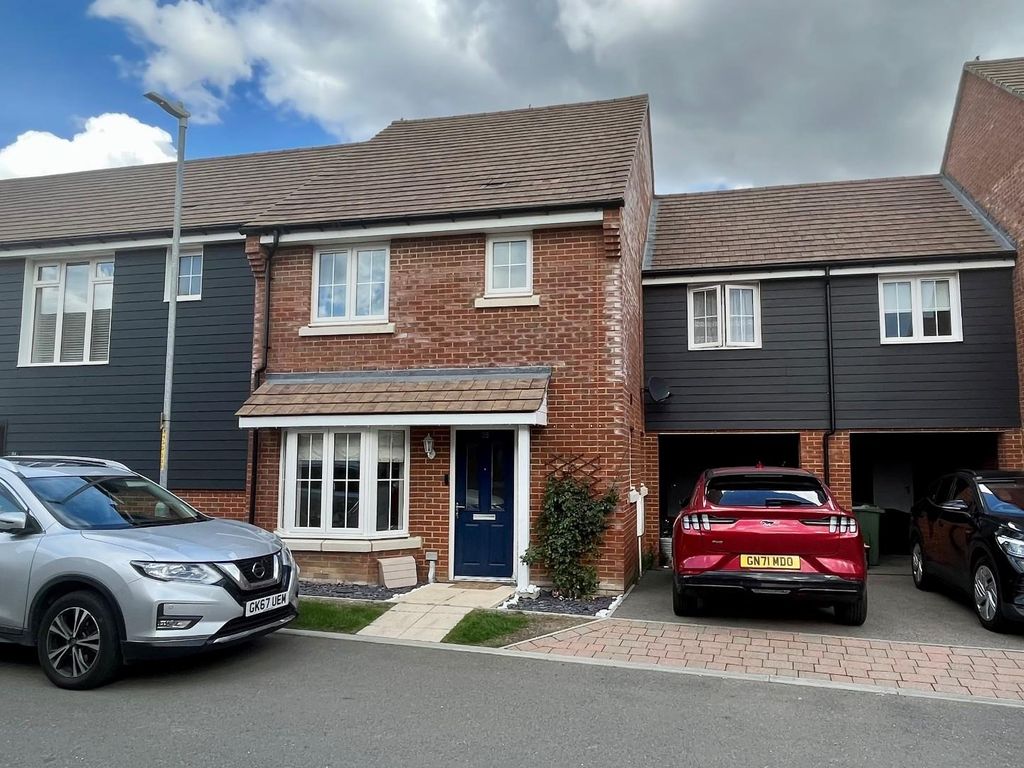3 bed semidetached house for sale in Harrier Drive, Finberry, Ashford