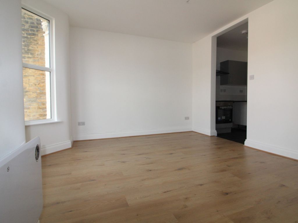 2 bed flat to rent in Clarence Road, Enfield EN3, £1,750 pcm Zoopla