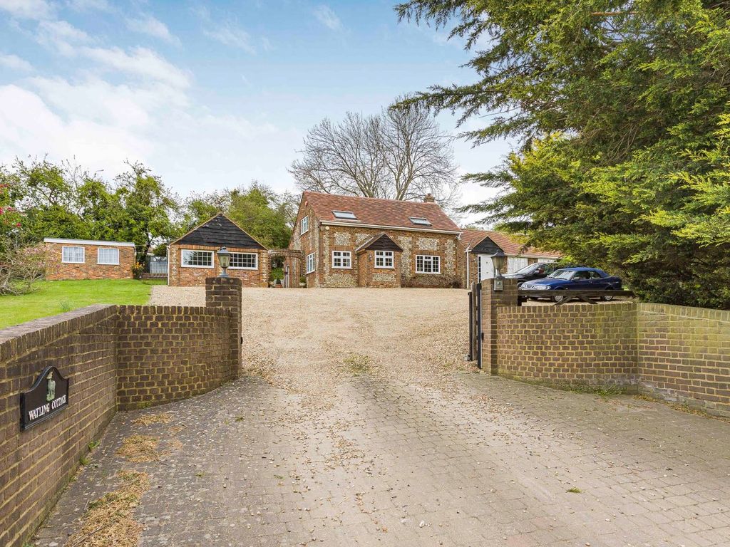 3 bed detached house for sale in London Road, Flamstead, Flamstead AL3
