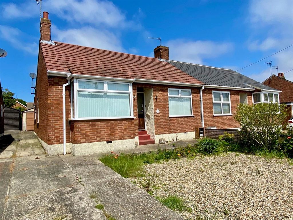 2 bed semidetached bungalow for sale in Gloucester Avenue, Oulton