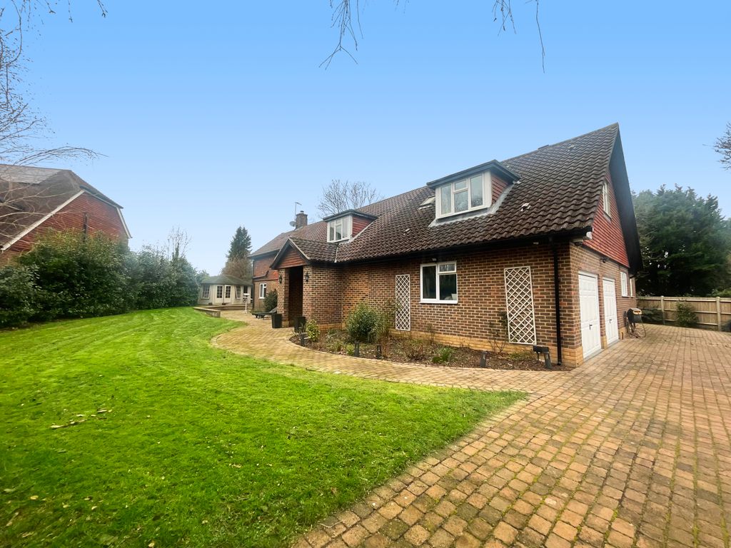 6 bed detached house for sale in Oak Lodge Drive, Redhill RH1, £