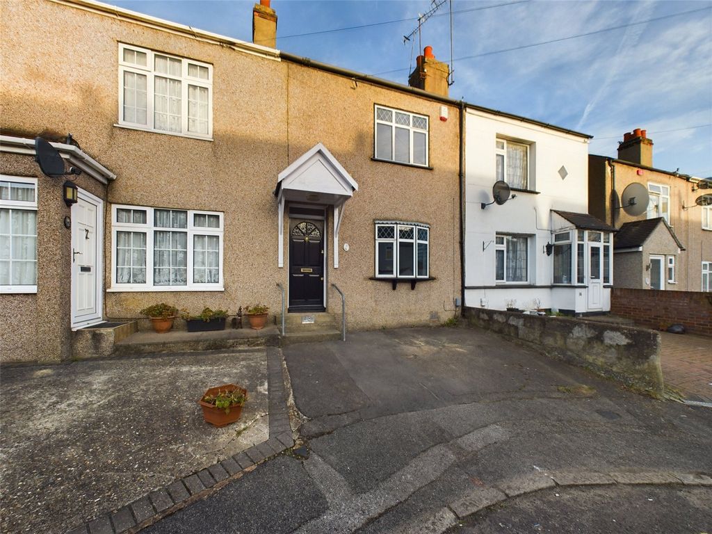 2 bed terraced house to rent in Aveley Road, Romford RM1, £1,800 pcm