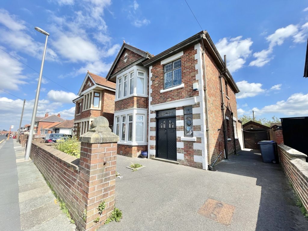 3 bed detached house for sale in Warbreck Drive, North Shore FY2, £