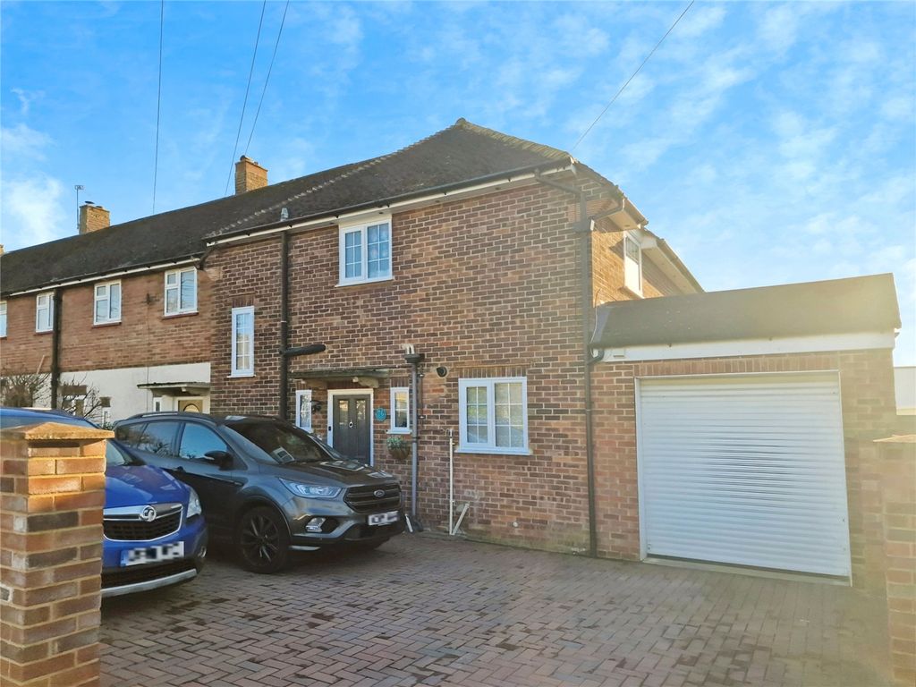 3 bed end terrace house for sale in Hawthorn Road, Newbury, Berkshire