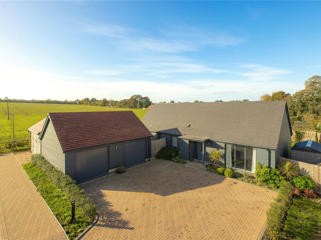 3 bed bungalow for sale in Larkfield, Great Abington, Cambridge