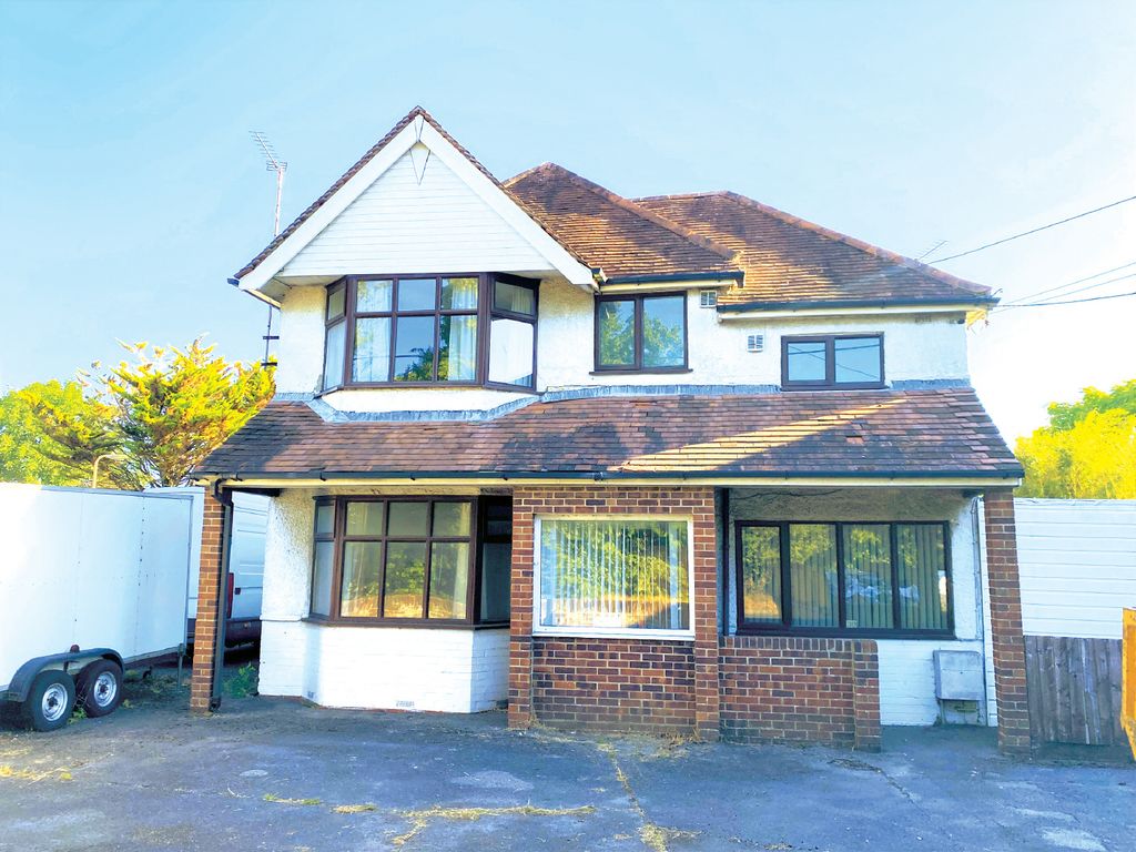 4 bed detached house for sale in Fair Oak Road, Fair Oak, Eastleigh