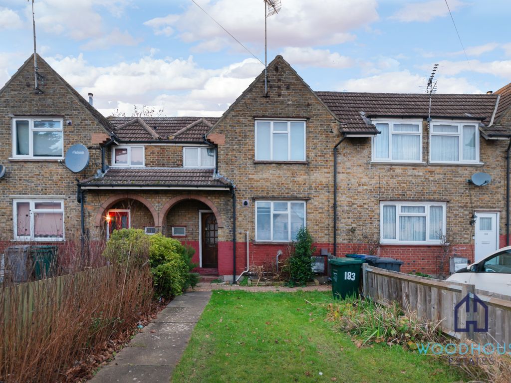 3 bed terraced house for sale in Summers Lane, London N12, £499,995