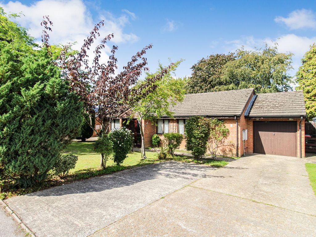 3 bed detached bungalow for sale in Bramley Close, Crawley, West Sussex