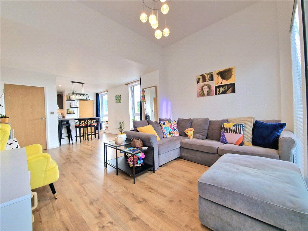 1 bed flat for sale in Farnborough Road, Farnborough GU14, £250,000