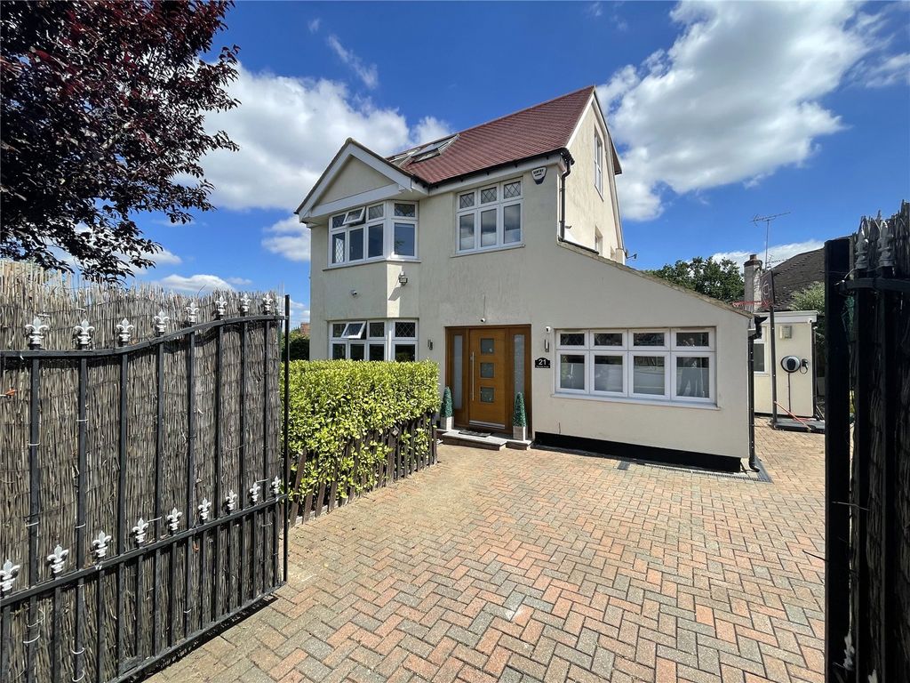 4 bed detached house to rent in The Walk, Potters Bar, Hertfordshire
