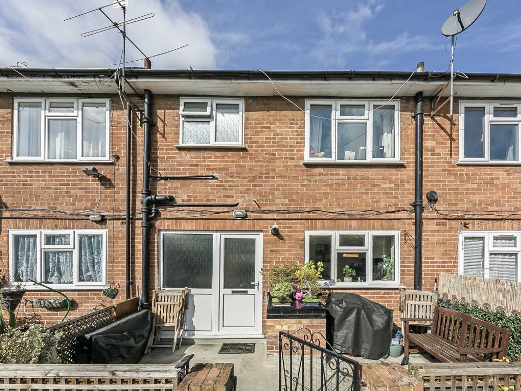 3 bed flat for sale in Avenue Parade, The Avenue, SunburyOnThames TW16, £325,000 Zoopla