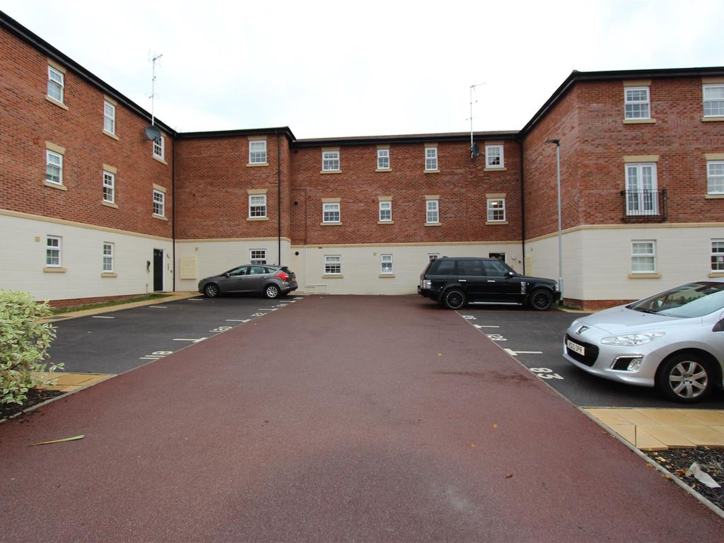 2 bed flat to rent in Horse Fair Lane, Rothwell, Kettering NN14, £825