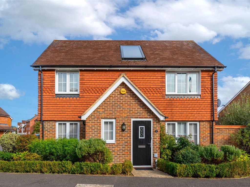 3 bed detached house for sale in Flint Close, Horley RH6, £499,950 Zoopla