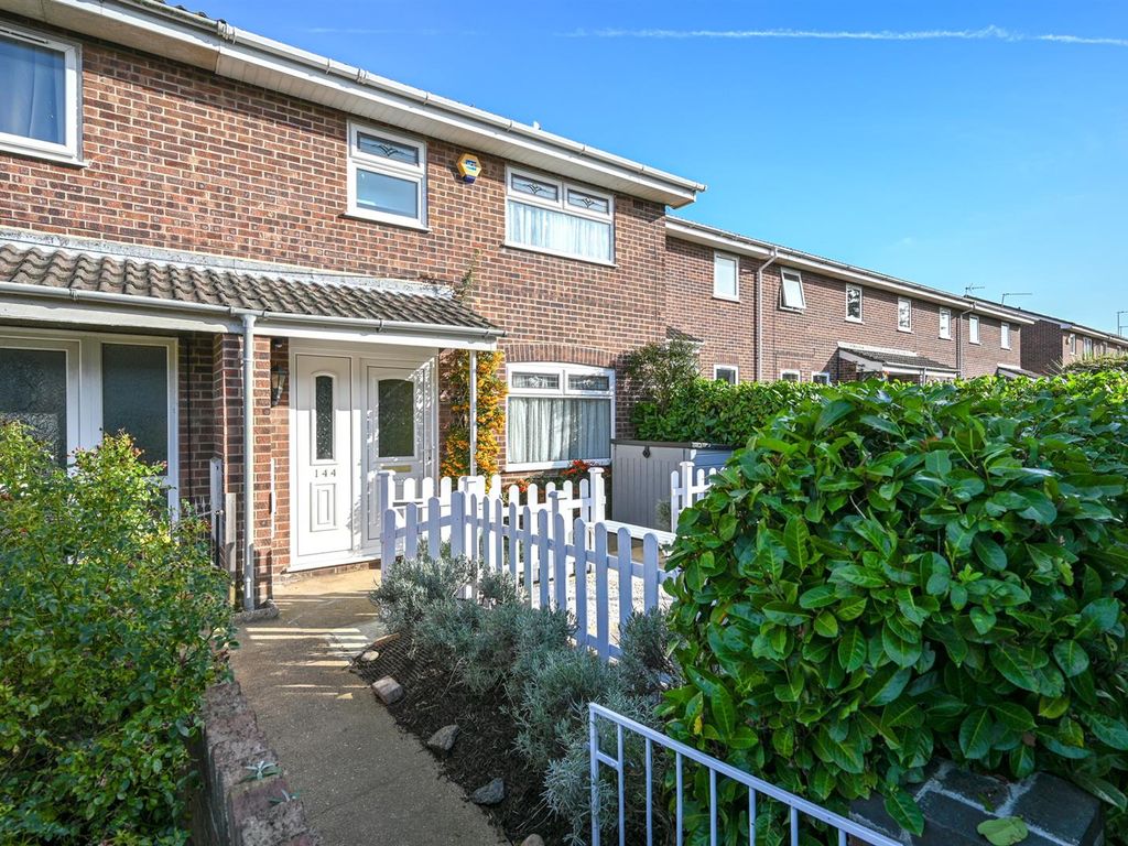 3 bed terraced house for sale in Kingfisher Close, Bradwell, Great