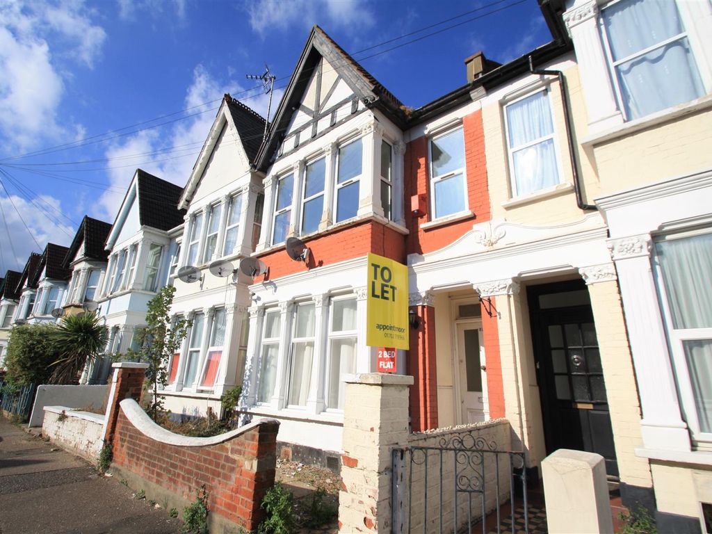 2 bed flat to rent in Burdett Avenue, WestcliffOnSea SS0, £1,175 pcm