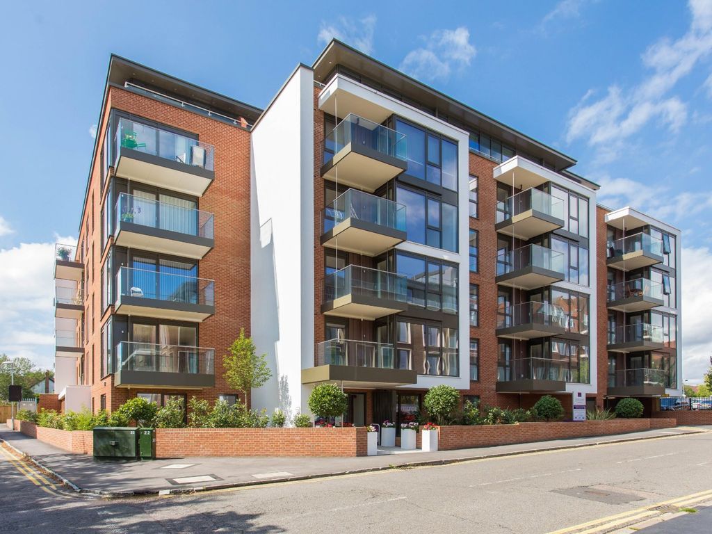 1 bed property to rent in Marsham House, Station Road, Gerrards Cross