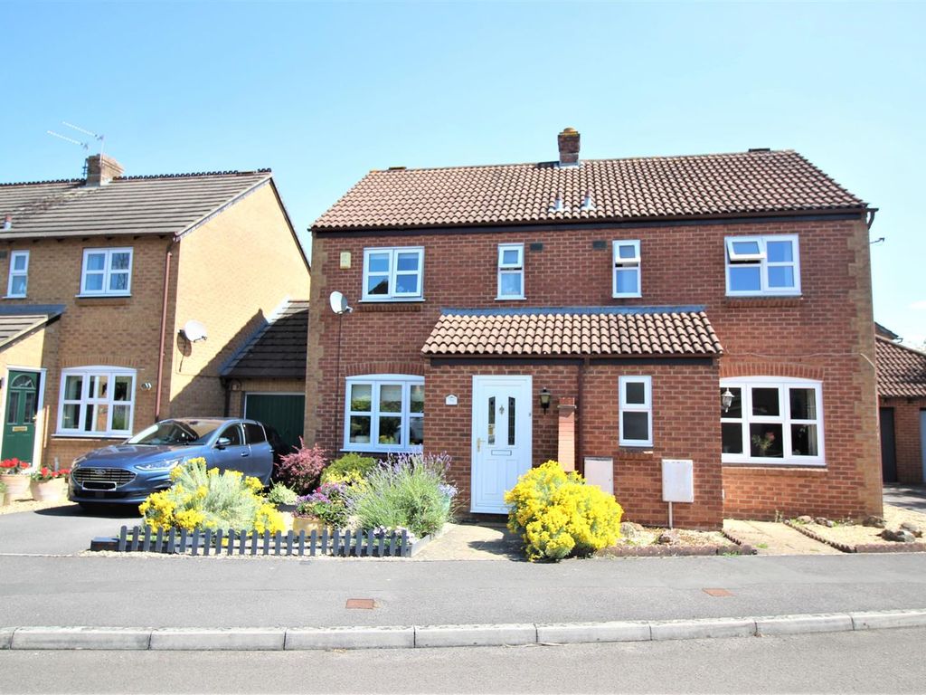 2 bed semidetached house to rent in Blackberry Close, Chippenham SN14