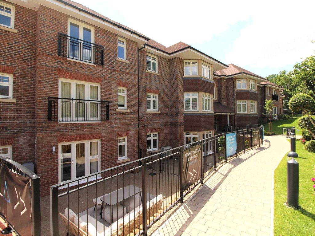2 bed flat to rent in Kestrel Close, Shenfield CM15, £1,750 pcm Zoopla