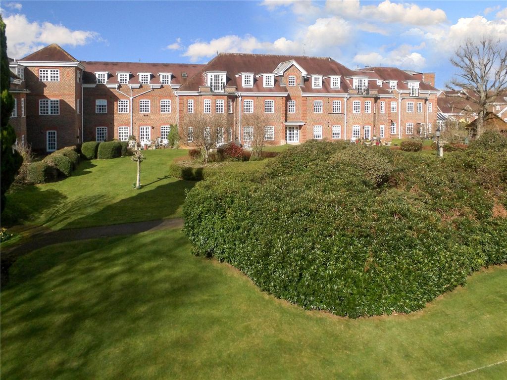 2 bed property for sale in Ravens Court, Castle Village, Berkhamsted